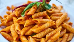 Makarone sa paradajz sosom povrcem i kobasicama