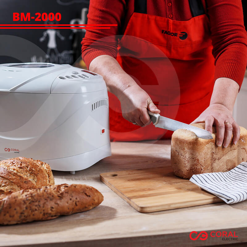 Mini pekarica za hleb - Sečenje hleba