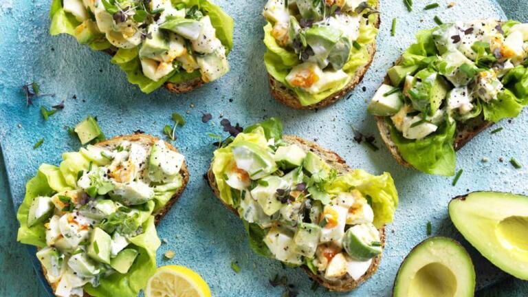 Salata sa avokadom i jajima - Recept