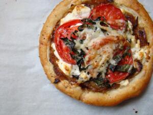 pitice sa sirom, paradajzom i pršutom