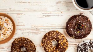 Čoko keto dekoracija na stolu uz kafu