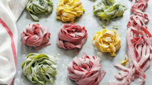 Recept za šarenu testeninu - Šarena testenina na stolu u raznim bojama