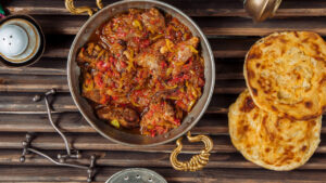 Teleći gulaš sa dekoracijom na drvenom stolu