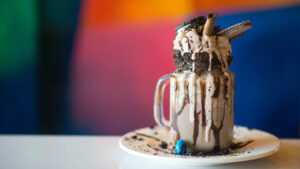 Čokoladni šejk od banane i kupine