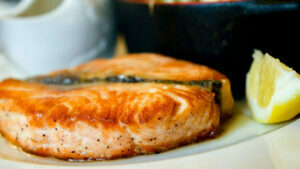 Losos kuvan na pari sa limunom i začinskim biljem - Recept